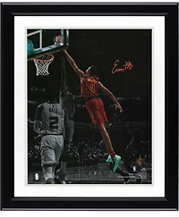 Photographie autographiée de 11'' x 14'' de Evan Mobley pour le match Dunk vs. Hornets