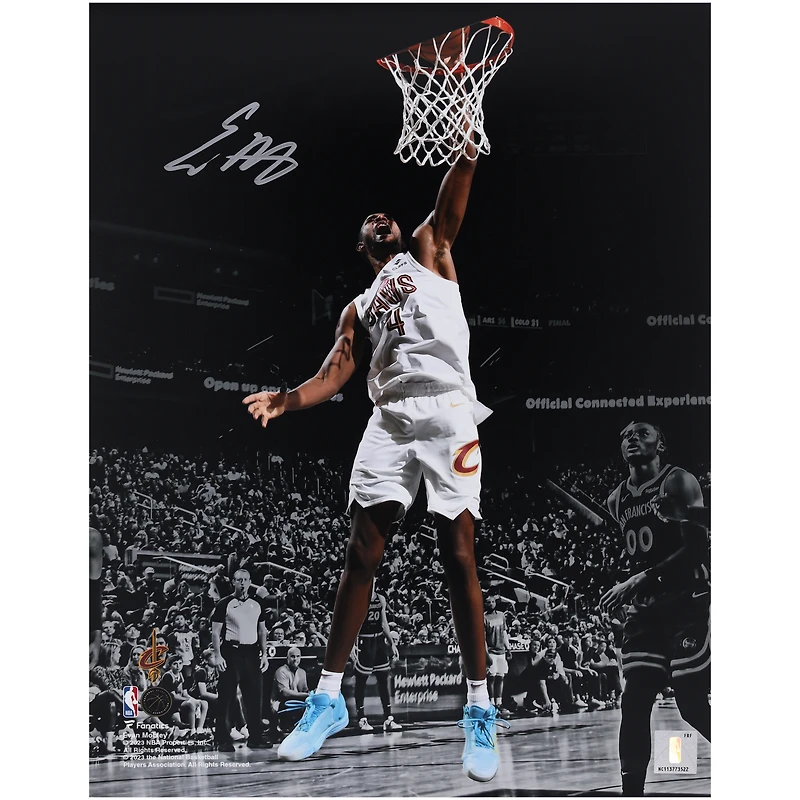 Photographie autographiée du dunk blanc de 11"x 14" d'Evan Mobley des Cleveland Cavaliers