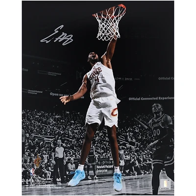 Photographie autographiée du dunk blanc de 11"x 14" d'Evan Mobley des Cleveland Cavaliers