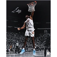 Photographie autographiée du dunk blanc de 11"x 14" d'Evan Mobley des Cleveland Cavaliers