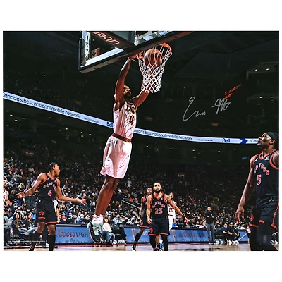 Photographie autographiée du dunk blanc de 16'' x 20'' d'Evan Mobley par les Cleveland Cavaliers
