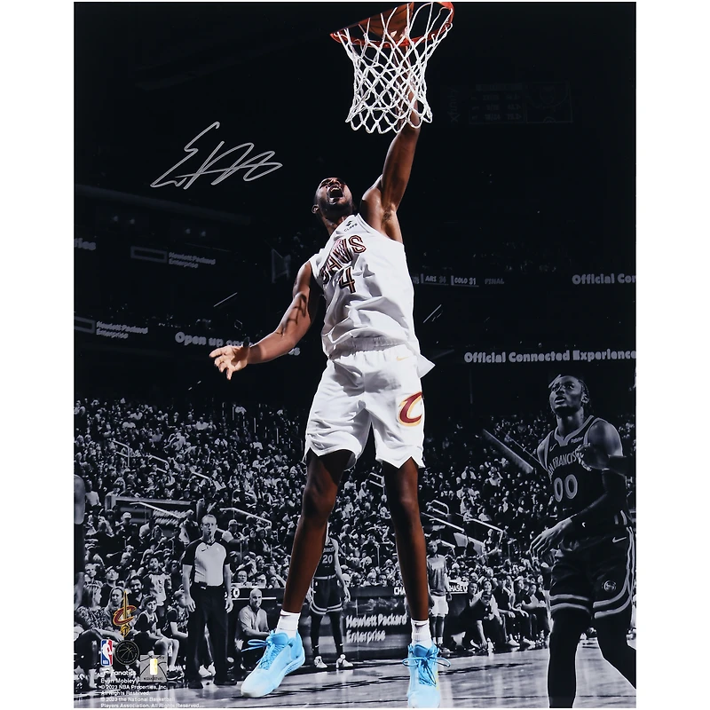 Photographie autographiée du dunk blanc de 16" x 20" d'Evan Mobley par les Cleveland Cavaliers