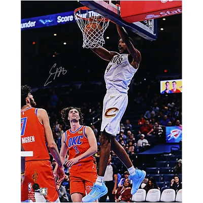 Photo d'Evan Mobley (Cleveland Cavaliers) dédicacée (40 x 50 cm) : maillot blanc en train de dunker contre le Thunder d'Oklahoma City.
