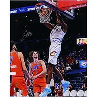 Photo d'Evan Mobley (Cleveland Cavaliers) dédicacée (40 x 50 cm) : maillot blanc en train de dunker contre le Thunder d'Oklahoma City.