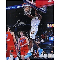Photographie autographiée de 8" x 10" de Evan Mobley, maillot blanc des Cleveland Cavaliers, Dunking contre Oklahoma Thunder