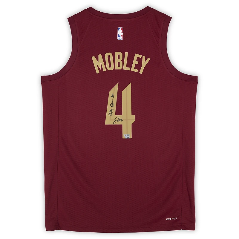 Maillot Swingman Nike Icon Edition rouge 2022-23 autographié par Evan Mobley des Cleveland Cavaliers, avec inscription « 4e quart-temps EV ».