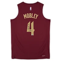 Maillot Swingman Nike Icon Edition rouge 2022-23 autographié par Evan Mobley des Cleveland Cavaliers, avec inscription « 4e quart-temps EV ».