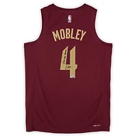 Maillot Swingman Nike Icon Edition rouge 2022-23 autographié par Evan Mobley des Cleveland Cavaliers avec inscription « Let Em Know ».