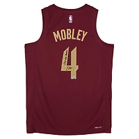 Maillot Swingman Nike Icon Edition rouge 2022-23 autographié par Evan Mobley des Cleveland Cavaliers avec inscription « Let Em Know ».