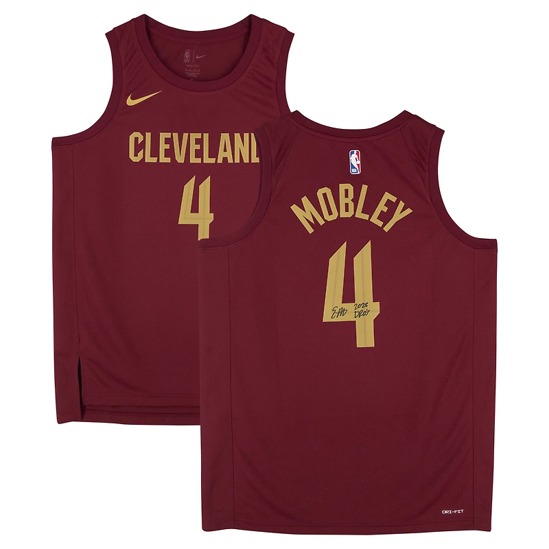 Maillot Swingman Nike Icon Edition rouge autographié par Evan Mobley des Cleveland Cavaliers avec inscription « Défenseur de l'année 2025 »
