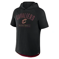 T-shirt à capuche raglan noir pour homme Fanatics Cleveland Cavaliers Pass Legend