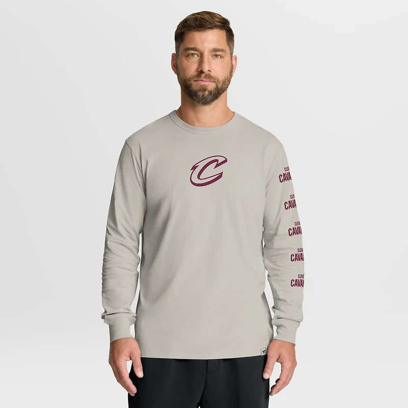 T-shirt à manches longues premium pour homme, collection Fanatics, crème, Cleveland Cavaliers Crossover, motif Ball Screen Action