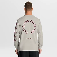 T-shirt à manches longues premium pour homme, collection Fanatics, crème, Cleveland Cavaliers Crossover, motif Ball Screen Action