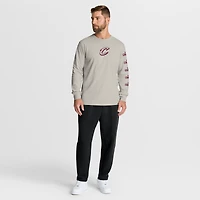 T-shirt à manches longues premium pour homme, collection Fanatics, crème, Cleveland Cavaliers Crossover, motif Ball Screen Action