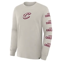 T-shirt à manches longues premium pour homme, collection Fanatics, crème, Cleveland Cavaliers Crossover, motif Ball Screen Action
