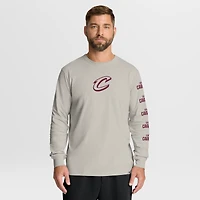 T-shirt à manches longues premium pour homme, collection Fanatics, crème, Cleveland Cavaliers Crossover, motif Ball Screen Action