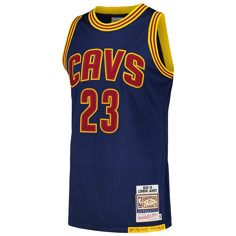 Maillot authentique Mitchell & Ness LeBron James bleu marine des Cleveland Cavaliers 2015/16 Hardwood Classics pour homme
