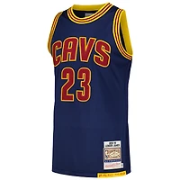 Maillot authentique Mitchell & Ness LeBron James bleu marine des Cleveland Cavaliers 2015/16 Hardwood Classics pour homme