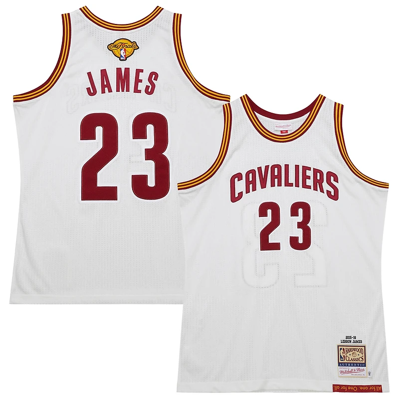 Maillot authentique Mitchell & Ness LeBron James blanc Cleveland Cavaliers 2015/16 Hardwood Classics pour homme