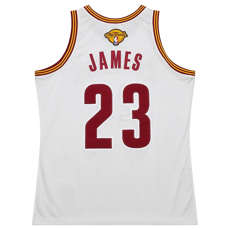 Maillot authentique Mitchell & Ness LeBron James blanc Cleveland Cavaliers 2015/16 Hardwood Classics pour homme