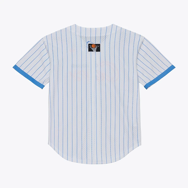 Maillot de baseball Mitchell & Ness blanc pour homme, modèle Cleveland Cavaliers, à rayures et boutons, en maille fine, avec l'entraîneur-chef.
