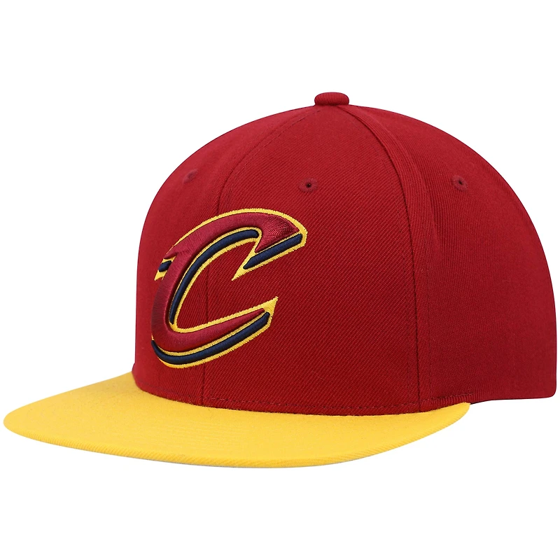 Casquette snapback Mitchell & Ness bordeaux/or Cleveland Cavaliers Team Two-Tone 2.0 pour homme
