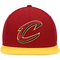 Casquette snapback Mitchell & Ness bordeaux/or Cleveland Cavaliers Team Two-Tone 2.0 pour homme