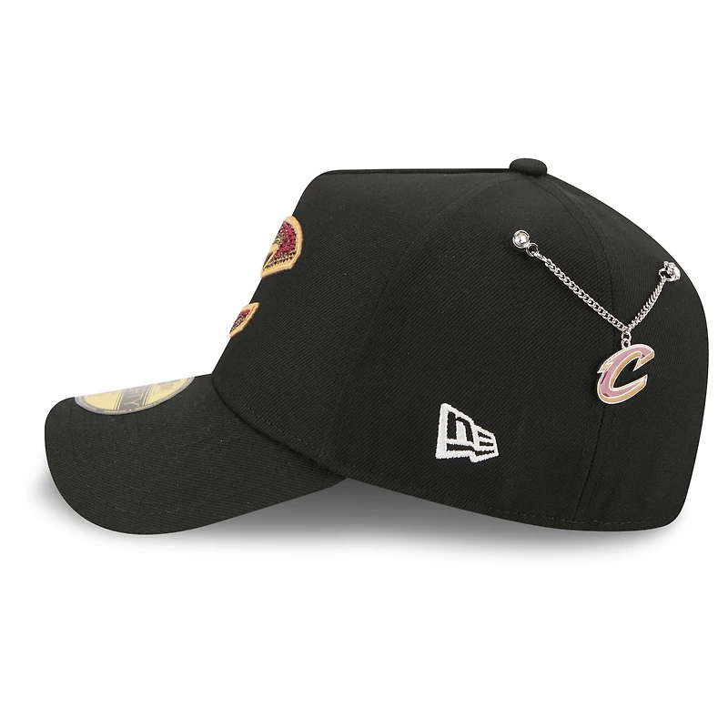 Casquette ajustée New Era 59FORTY noire pour homme, Cleveland Cavaliers, édition spéciale NBA Draft 2026, logo cristal sur scène.
