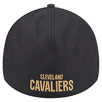 Men's New Era Black Cleveland Cavaliers Night 39THIRTY Flex Hat