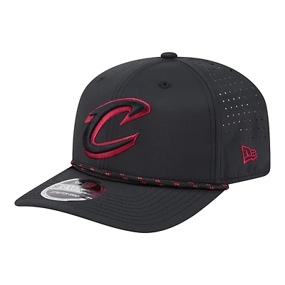 Casquette New Era 9SEVENTY noire pour homme, modèle Cleveland Cavaliers Sport Rope, aérée et extensible à pression.