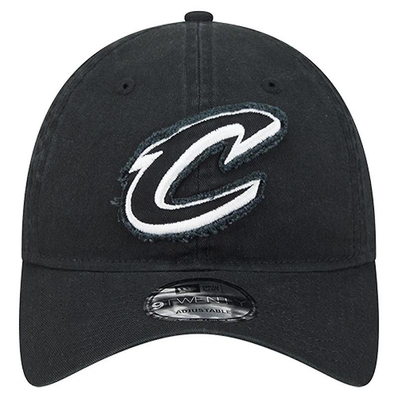 Casquette ajustable 9TWENTY noire New Era pour homme avec appliqué en tissu Cleveland Cavaliers