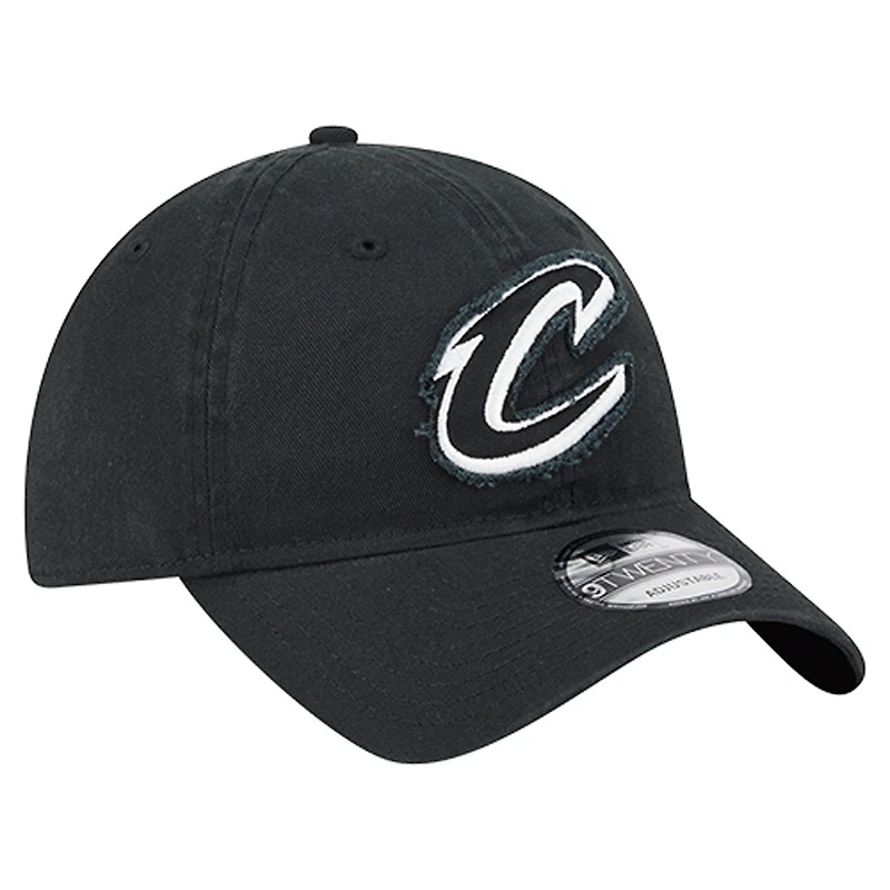 Casquette ajustable 9TWENTY noire New Era pour homme avec appliqué en tissu Cleveland Cavaliers