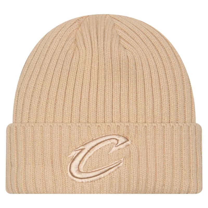 Bonnet à revers en tricot beige Cleveland Cavaliers Color Pack New Era pour homme