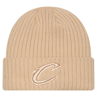 Bonnet à revers en tricot beige Cleveland Cavaliers Color Pack New Era pour homme