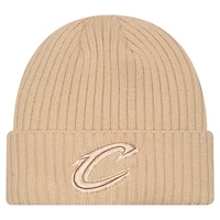 Bonnet à revers en tricot beige Cleveland Cavaliers Color Pack New Era pour homme