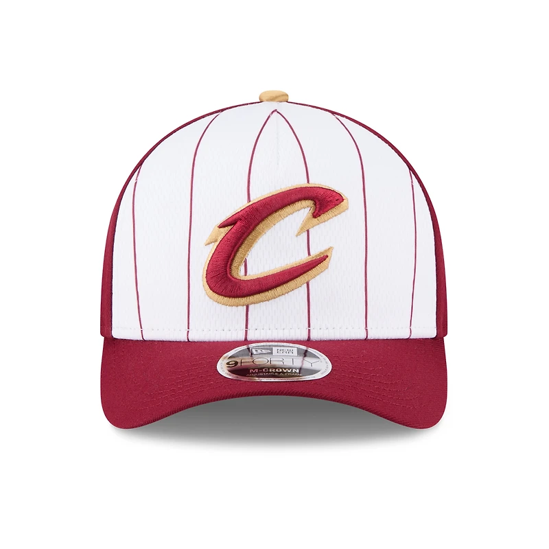 Casquette ajustable New Era 9FORTY blanche/bordeaux Cleveland Cavaliers 2025 NBA Tip Off M-Crown A-Frame pour homme