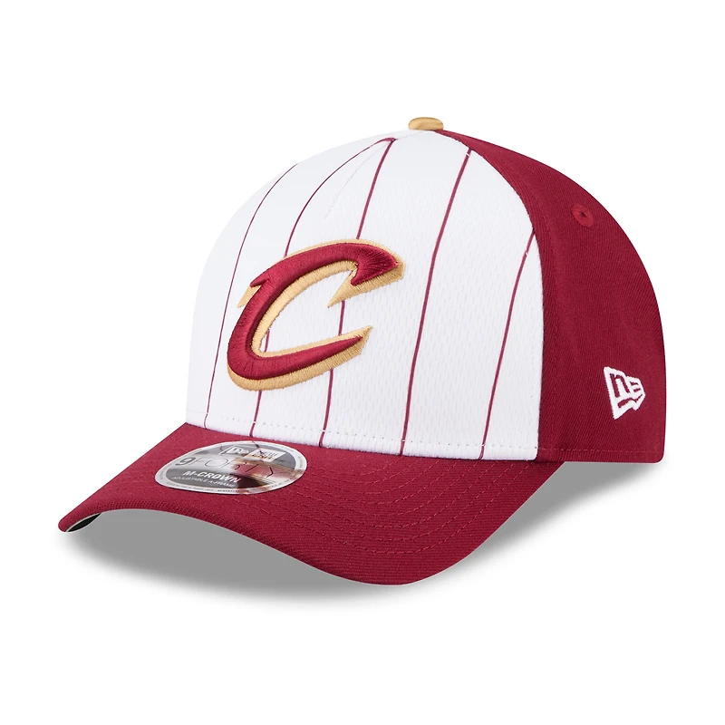 Casquette ajustable New Era 9FORTY blanche/bordeaux Cleveland Cavaliers 2025 NBA Tip Off M-Crown A-Frame pour homme