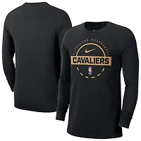 T-shirt d'entraînement Nike noir authentique à manches longues pour homme Cleveland Cavaliers