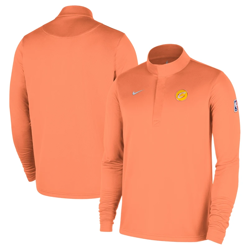 Pull Nike orange Cleveland Cavaliers 2025/26 City Edition Remix Authentic Coaches Dri-FIT à demi-zip pour homme