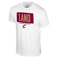 T-shirt blanc Stadium Essentials pour homme avec barre transversale des Cleveland Cavaliers