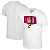 T-shirt blanc Stadium Essentials pour homme avec barre transversale des Cleveland Cavaliers