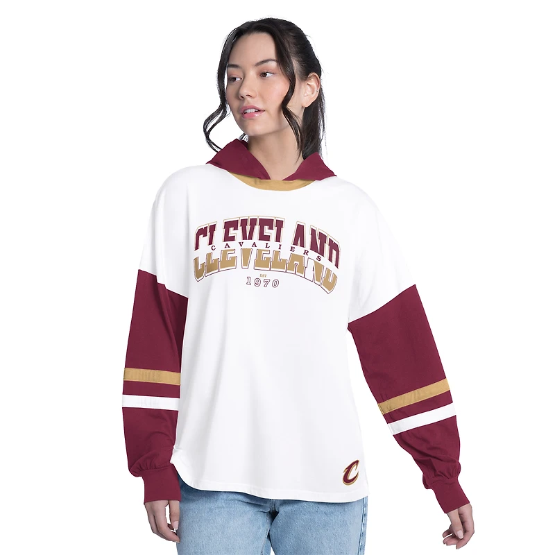 T-shirt à manches longues et capuche oversize G-III 4Her pour femme, par Carl Banks, blanc/bordeaux, Cleveland Cavaliers, joueur clé