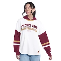 T-shirt à manches longues et capuche oversize G-III 4Her pour femme, par Carl Banks, blanc/bordeaux, Cleveland Cavaliers, joueur clé