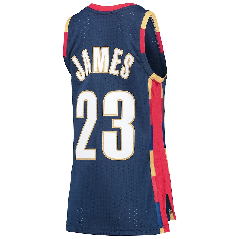 Maillot Swingman Mitchell & Ness LeBron James bleu marine Cleveland Cavaliers Hardwood Classics pour femme