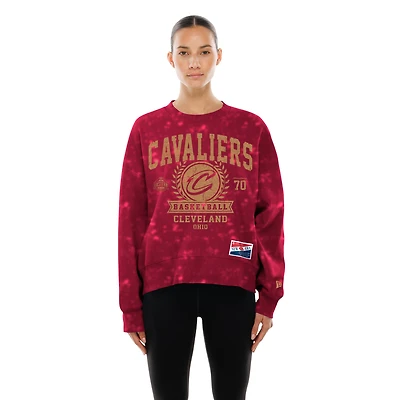 Sweat-shirt à col rond New Era pour femme, collection rétro Cleveland Cavaliers, couleur vin, délavage minéral
