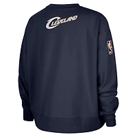 Sweat-shirt Nike bleu marine Cleveland Cavaliers Classic Edition Hardwood Classics Premium Phoenix Fleece pour femme
