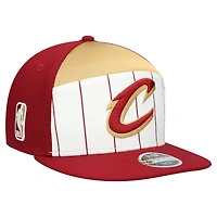 Casquette Snapback 9FIFTY à panneau fendu New Era Cleveland Cavaliers 2025 NBA Tip Off pour jeune, blanc/bordeaux
