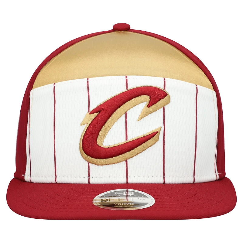 Casquette Snapback 9FIFTY à panneau fendu New Era Cleveland Cavaliers 2025 NBA Tip Off pour jeune, blanc/bordeaux