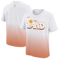 T-shirt Nike Max90 City Edition blanc/orange pour jeunes Cleveland Cavaliers 2025/26