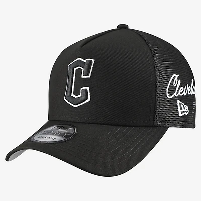 Casquette trucker New Era noire pour homme, modèle Cleveland Guardians, logo latéral 9FORTY, style A-Frame, ajustable.